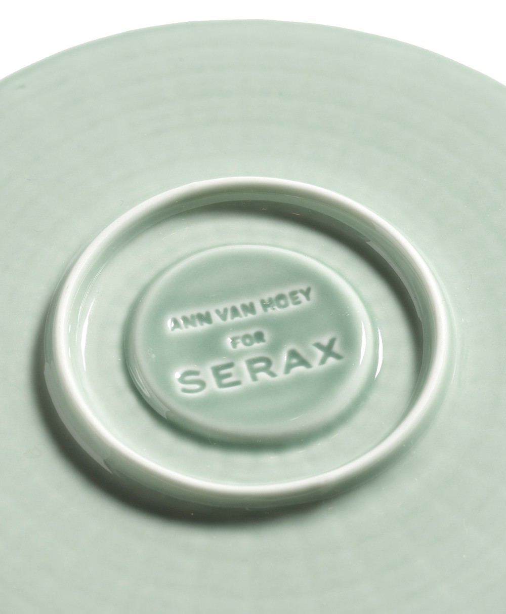 Geprägte Unterseite der Kollektion NIDO von SERAX in Kooperation mit Ann Van Hoey im RAUM concept store.