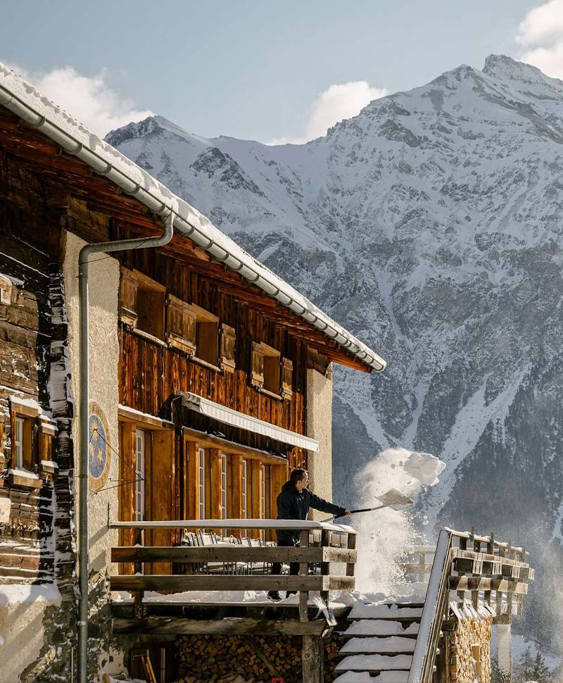 Holzhütte in den verschneiten Bergen