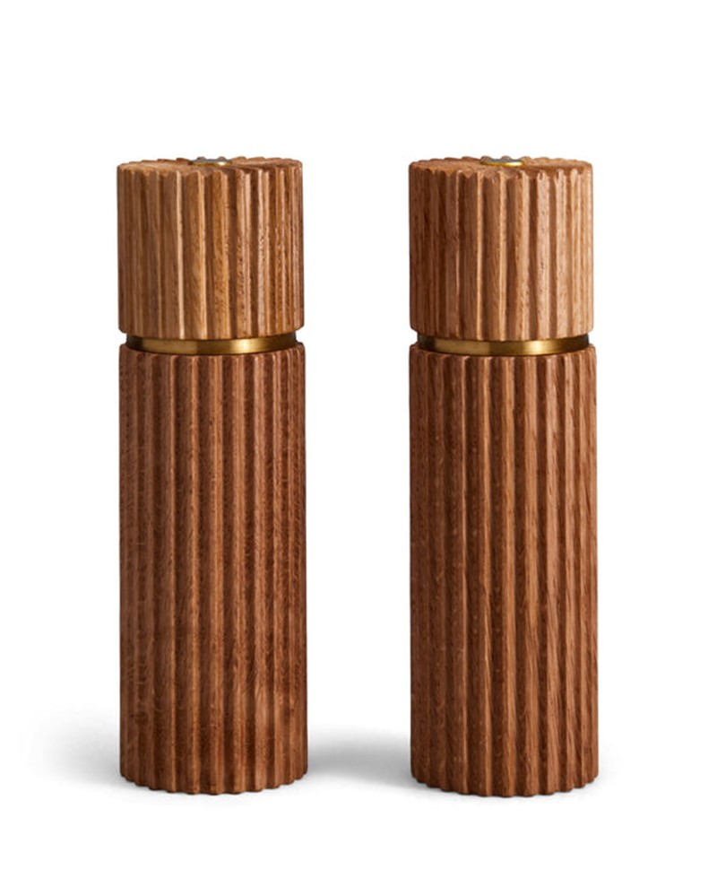 Hier abgebildet sind Salz- und Pfeffermühlen aus Eichenholz in der Farbe natural oak von L'OBJET – im Onlineshop RAUM concept store