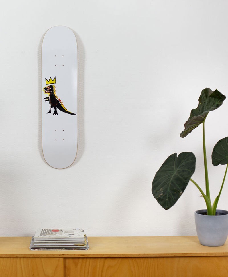 Dieses Moodbild zeigt das Skateboard Kunstobjekt x Jean-Michel Basquiat Pez Dispenser von The Skateroom im RAUM concept store.