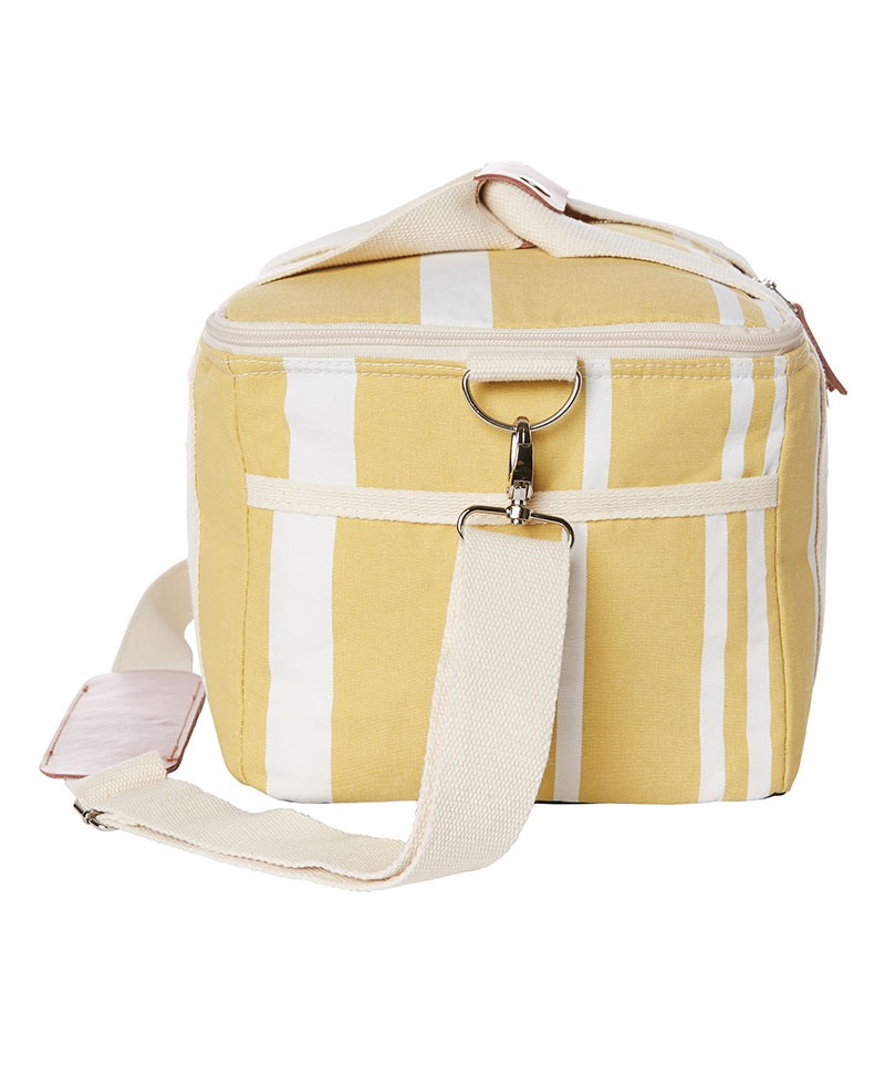 Hier abgebildet ist die Kühltasche Tote Bag in vintage yellow stripe von Business & Pleasure Co. – im RAUM concept store