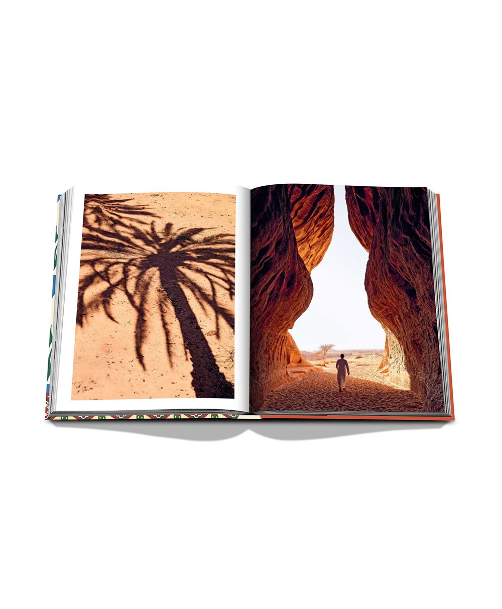 Aufgeschlagene Seite des Coffee Table Books „Saudi Dates: A Portrait of the Sacred Fruit“ von Assouline im RAUM concept store 