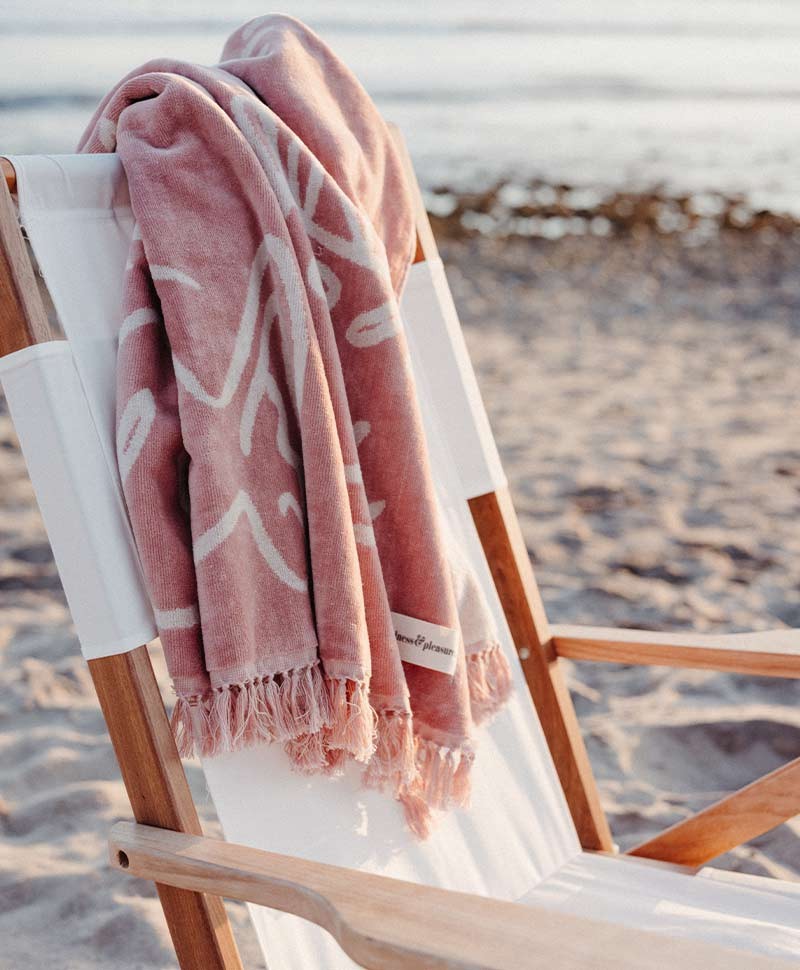 Hier abgebildet ist ein Moodbild des Beach Towel in le basque pink von Business & Pleasure Co. – im RAUM concept store
