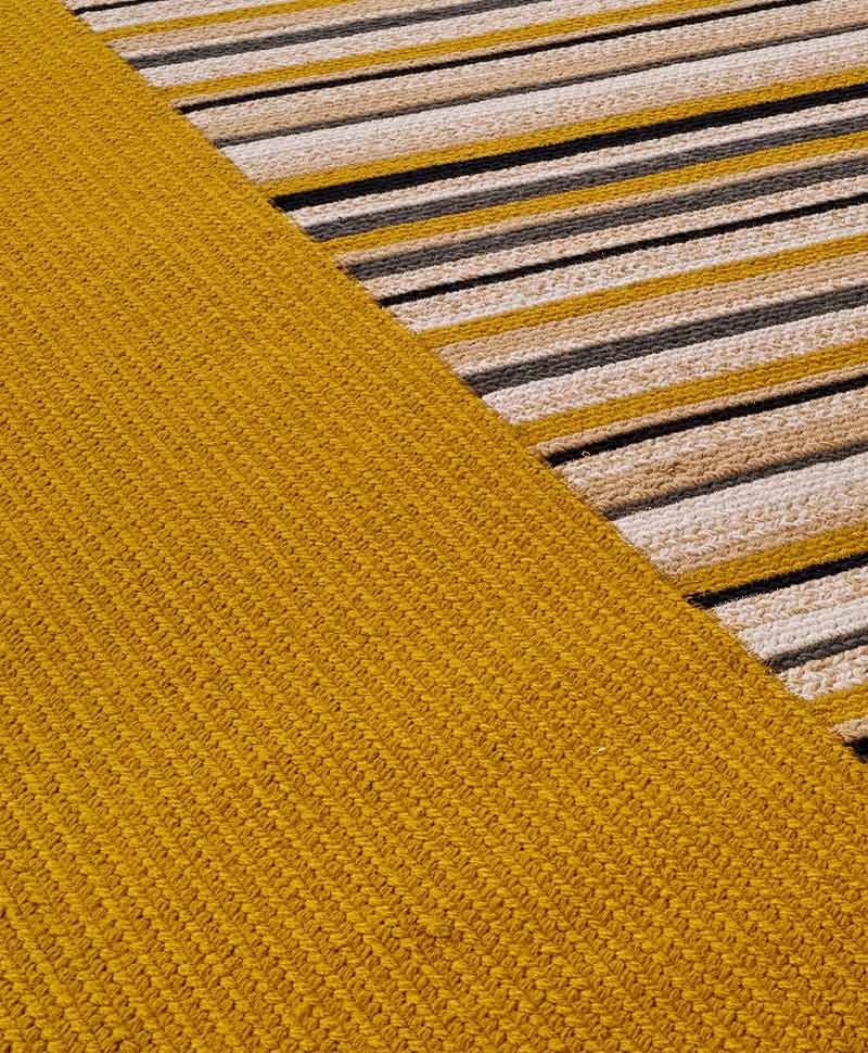 Das Produktbild zeigt eine Nahaufnahme des Outdoor Teppich Abbey Road in der Farbe Banane von Élitis im RAUM concept store