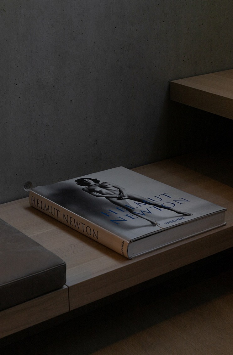 Buch "Helmut Newton" vom Taschen Verlag auf einem Holztischchen