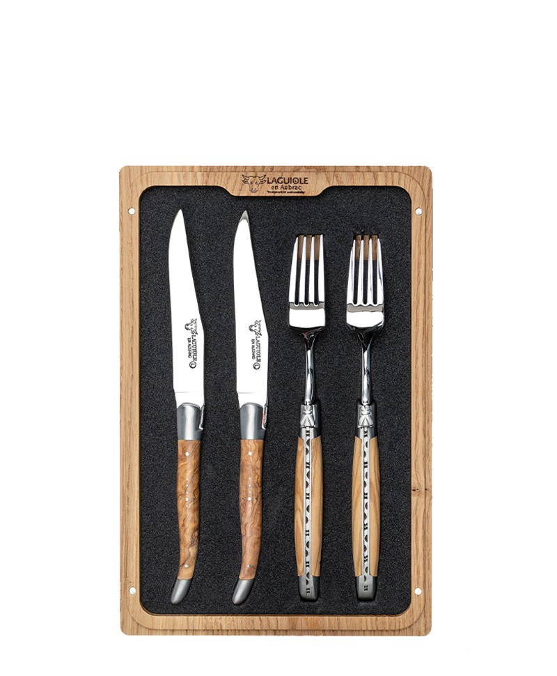 Hier abgebildet ist das Steakmesser und Gabel-Set Olivenholz von Laguiole en Aubrac – im Onlineshop RAUM concept store