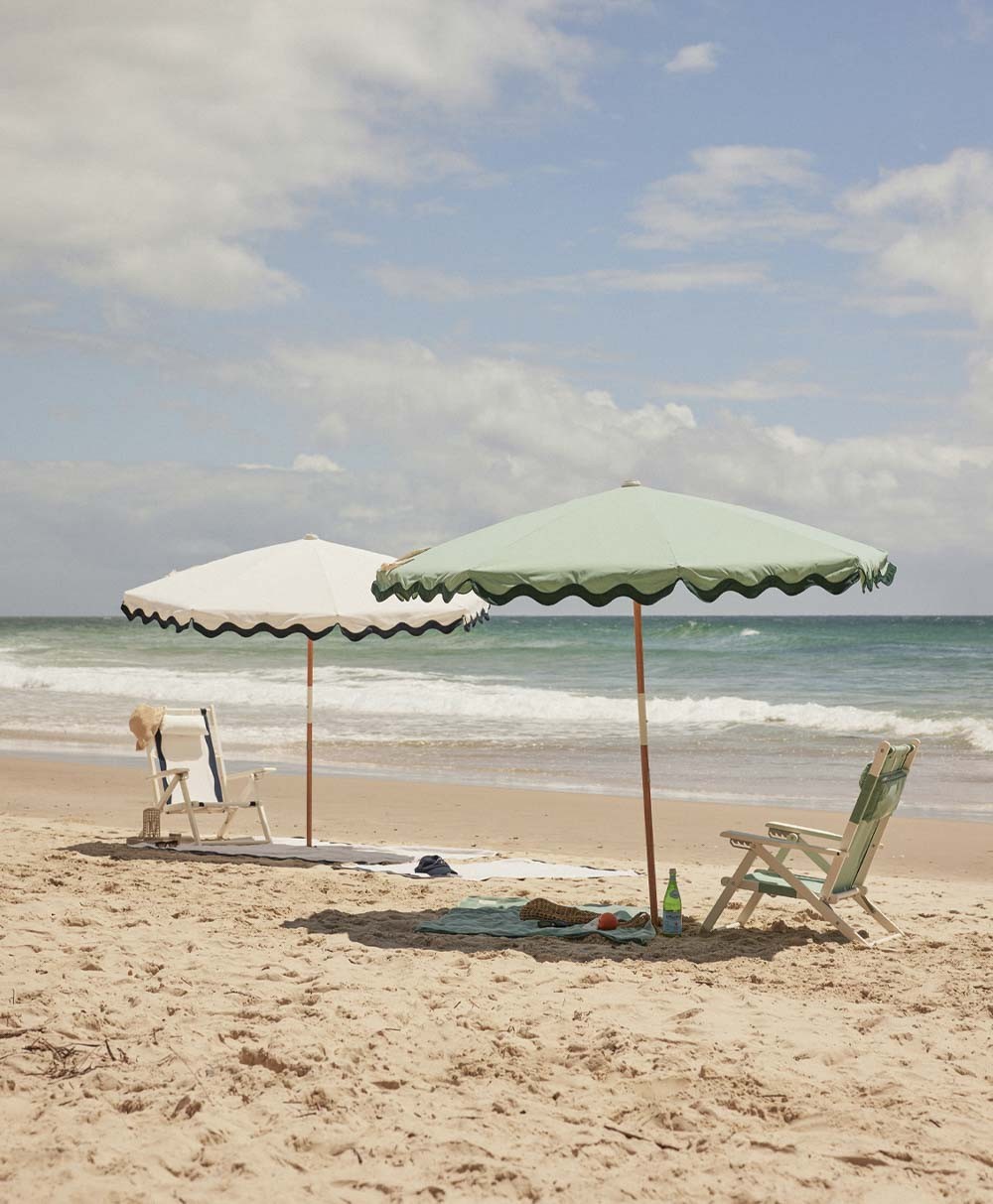 Moodbild des Sonnenschirms Amalfi Beach Umbrella  im Rivie White Design aus der 2024 Sommer Kollektion von Business & Pleasure im RAUM concept store.