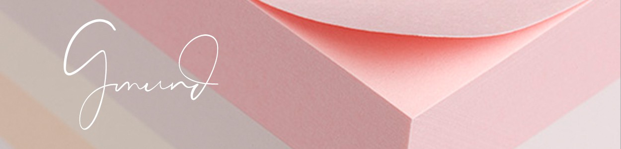 Markenbanner von GMUND Papier mit einem Stapel rosa Papiers