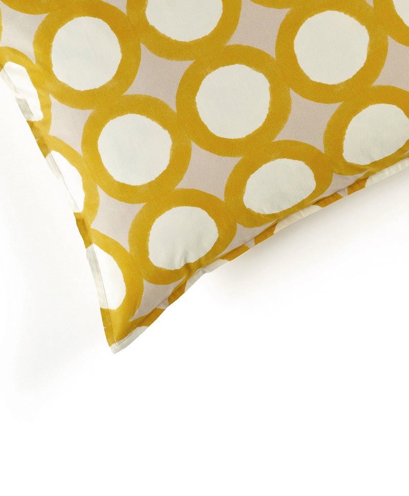 Das Produktbild zeigt eine Detailaufnahme des Kissens Fullmoon von Élitis in der Farbe sunny – im Onlineshop RAUM concept store