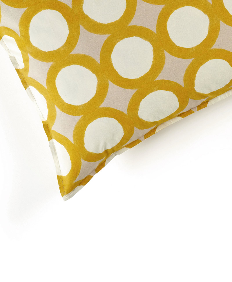Das Produktbild zeigt eine Detailaufnahme des Kissens Fullmoon von Élitis in der Farbe sunny – im Onlineshop RAUM concept store Das Produktbild zeigt eine Detailaufnahme des Kissens Fullmoon von Élitis in der Farbe sunny – im Onlineshop RAUM concept store