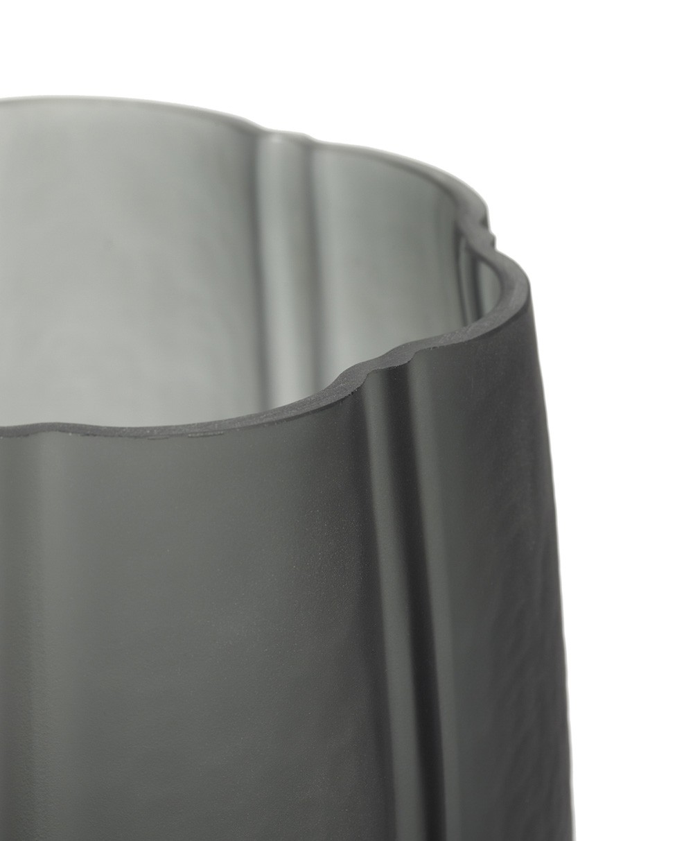 Hier abgebildet ist Vase Shapes dunkelgrau von  Antonio Sciortino mit Serax - RAUM concept store