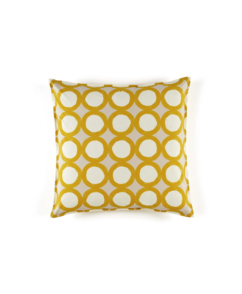 Das Produktbild zeigt das Kissen Fullmoon von Élitis mit den Maßen 65x65cm in der Farbe sunny – im Onlineshop RAUM concept store Das Produktbild zeigt das Kissen Fullmoon von Élitis mit den Maßen 65x65cm in der Farbe sunny – im Onlineshop RAUM concept store