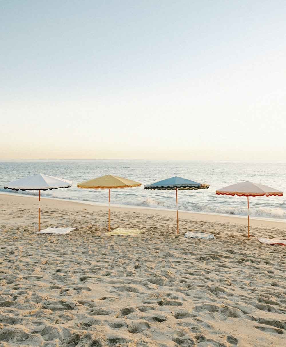 Moodbild zum Strandtuch „Beach Towel“ aus der 2024 Sommer Kollektion von Business & Pleasure im RAUM concept store.