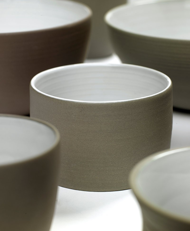 Hier sehen Sie ein Moodbild der Bowl-Straight in S von der Marke Serax aus der DUSK Kollektion – im Onlineshop RAUM concept store