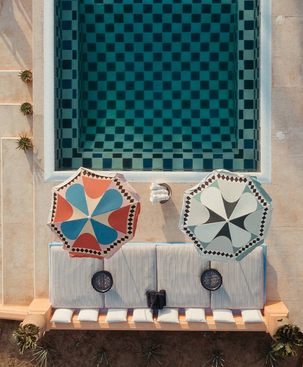 Moodbild der Sonnenschirme „Amalfi Beach Umbrella“ im Diamond Design aus der 2023 Sommer Kollektion von Business&Pleasure im RAUM concept store.