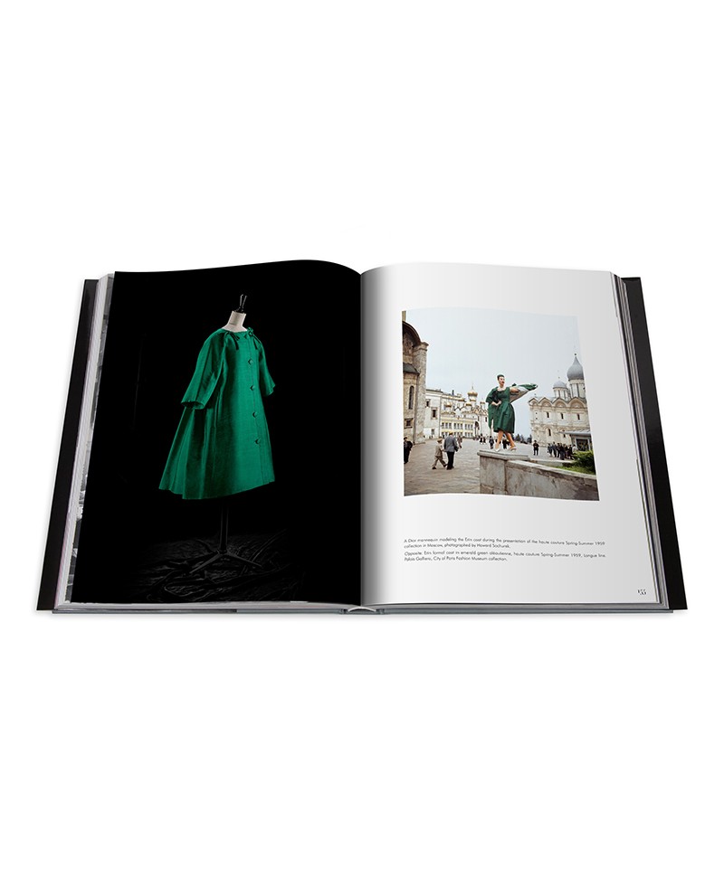 Hier sehen Sie die Innenansicht vom Bildband Dior by YSL von Assouline im RAUM concept store