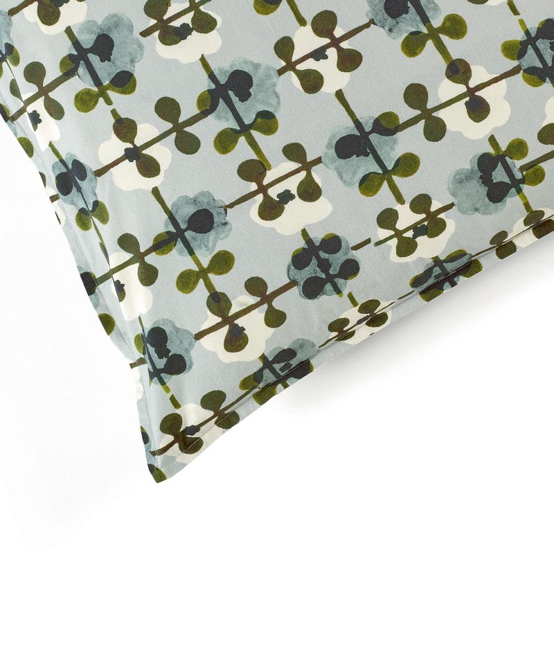 Das Produktbild zeigt eine Detailaufnahme des Kissens Daisy von Elitis in der Farbe aqua im RAUM concept store