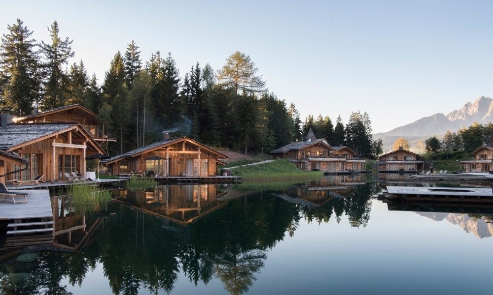 Urige kleine Holzhütten des HOTEL SAN LUIS an einem See