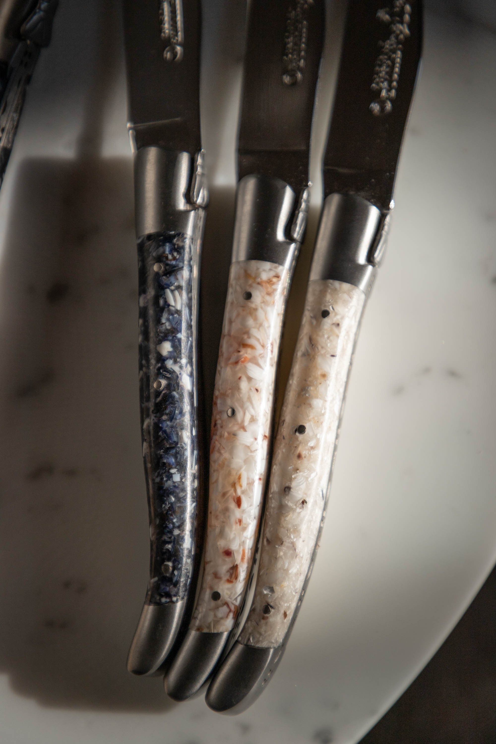 Hier abgebildet ist ein Moodfoto des Steakmesser-Set Muschelschalen von Laguiole en Aubrac – im Onlineshop RAUm concept store
