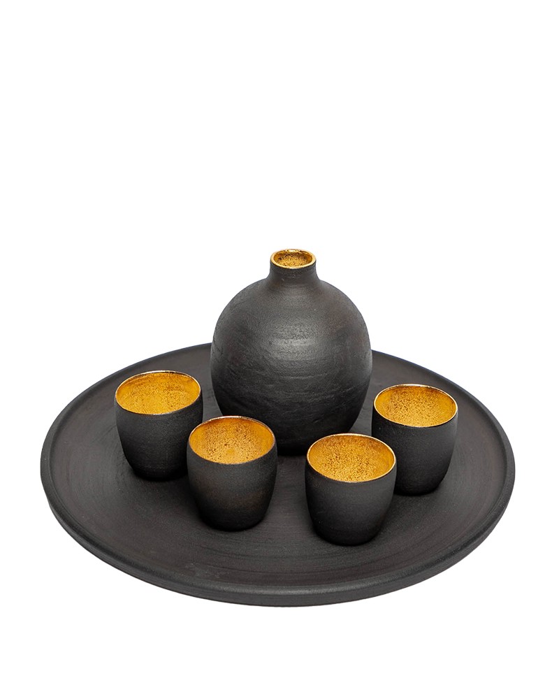 Hier sehen Sie: Sake Set “Schwarze Erde” von Ton Stein Gut