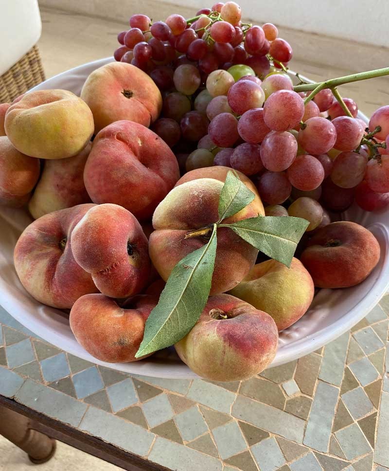 frisch gepflückte Pfirsiche und Weintrauben von der Terragust