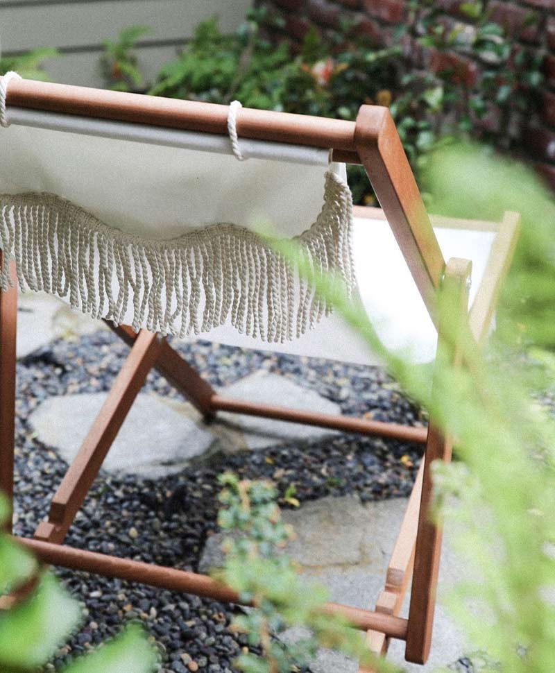 Hier abgebildet ist ein Moodbild des Premium Slang Chair in antique white von Business & Pleasure Co. – im RAUM concept store