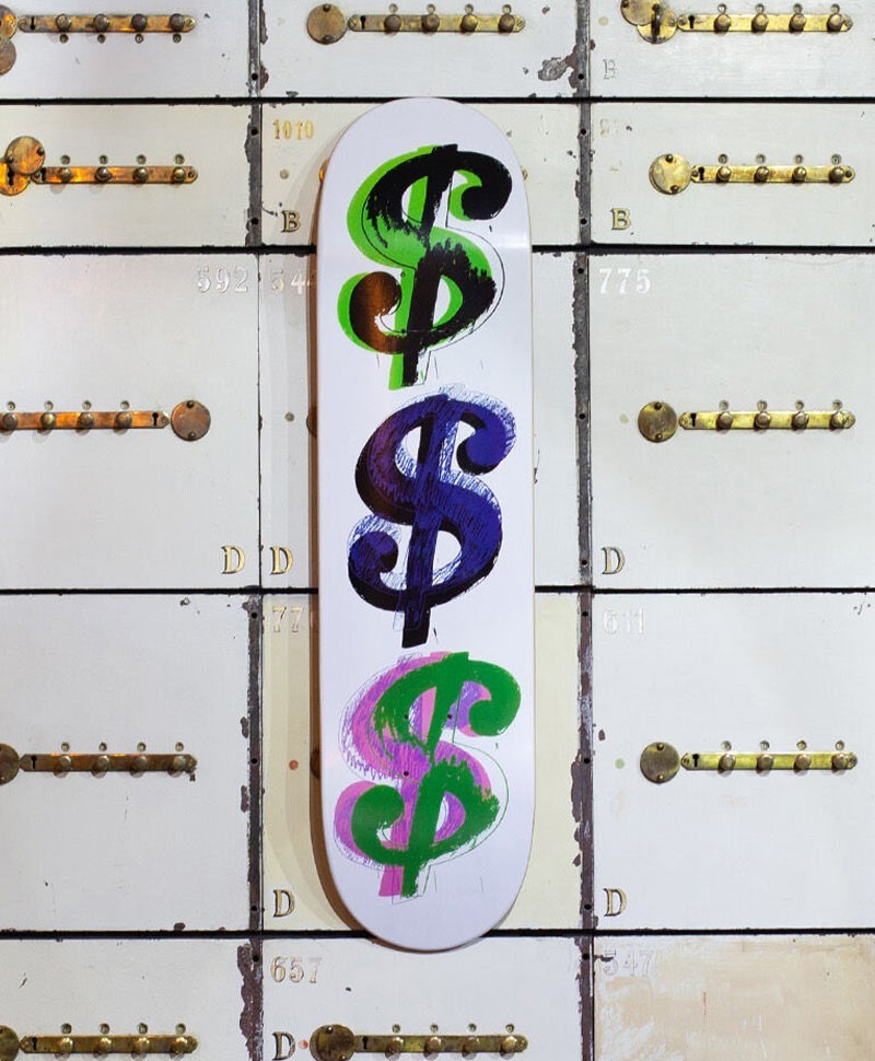 Dieses Moodbild zeigt das Skateboard Kunstobjekt x Andy Warhol Dollar Sign 9 von  The Skateroom im RAUM concept store.
