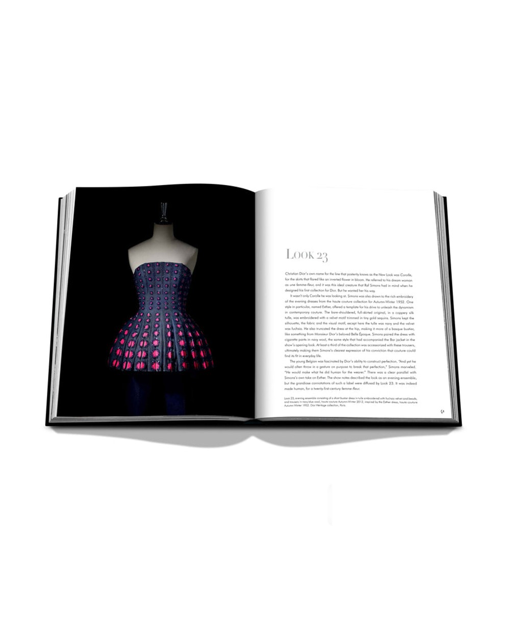 Aufgeschlagene Seite des Bildbands „Dior by Raf Simons“  von Assouline im RAUM concept store 