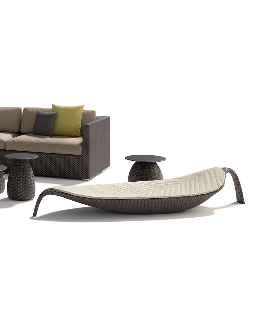 Die Sonnenliege LEAF mit weiteren Outdoor Möbeln von Dedon im RAUM concept store 