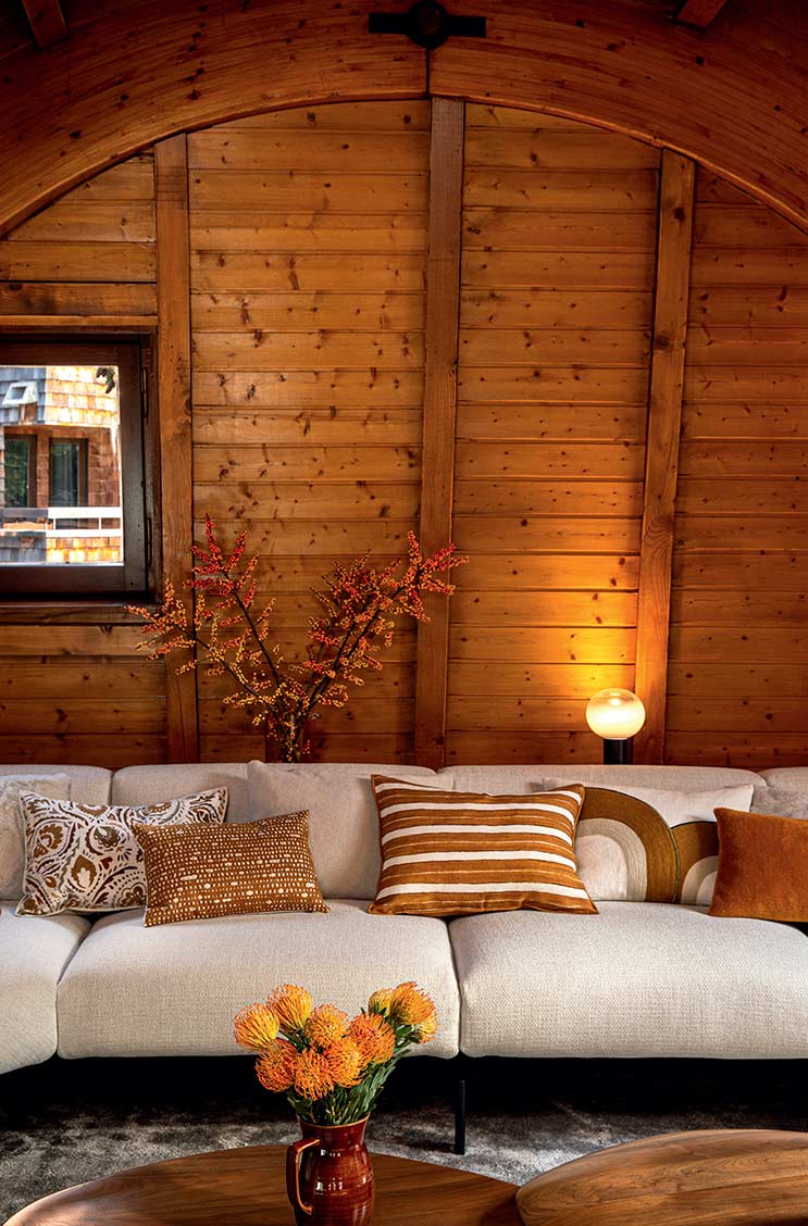 Das Moodbild zeigt Kissen von Élitis auf einem Sofa – im Onlineshop RAUM concept store Das Moodbild zeigt Kissen von Élitis auf einem Sofa – im Onlineshop RAUM concept store