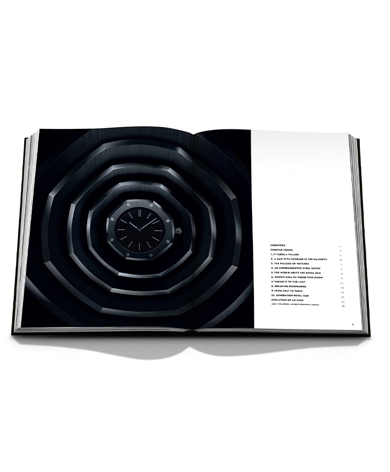 Hier abgebildet ist eine Doppelseite des Bildbands Royal Oak: From Iconoclast to Icon von Assouline – im Onlineshop RAUM concept store