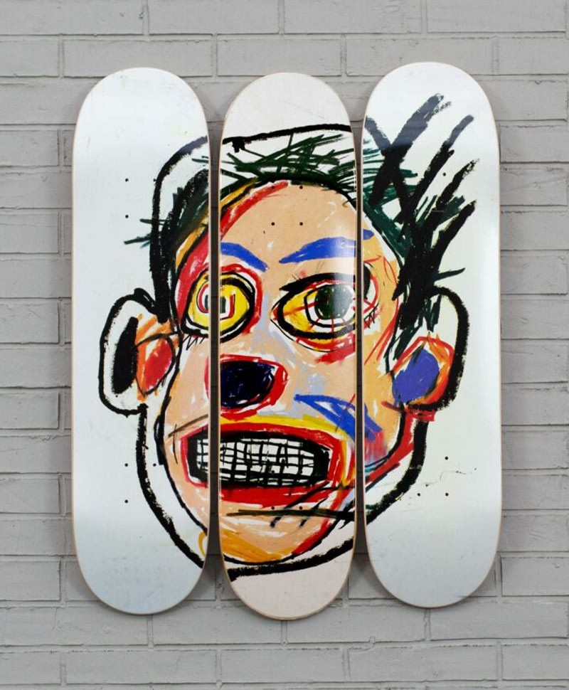 Dieses Moodbild zeigt das Skateboard Kunstobjekt x Jean-Michel Basquiat Untitled (Face) von The Skateroom im RAUM concept store.