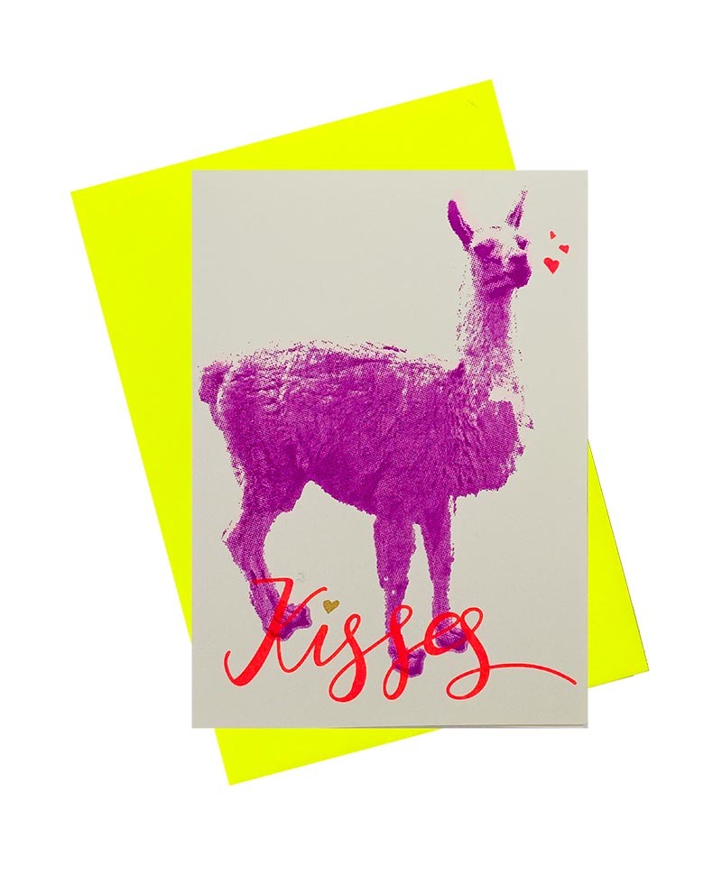 Hier ist ein Bild von: Pink Stories - Handgedruckte Klappkarte "Lama Kisses" violett im RAUM concept store.