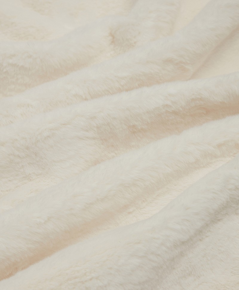 Das Foto zeigt eine Detailaufnahme der Decke Brady aus Kunstfell von der Marke Apparis in der Farbe ivory – im Onlineshop RAUM concept store