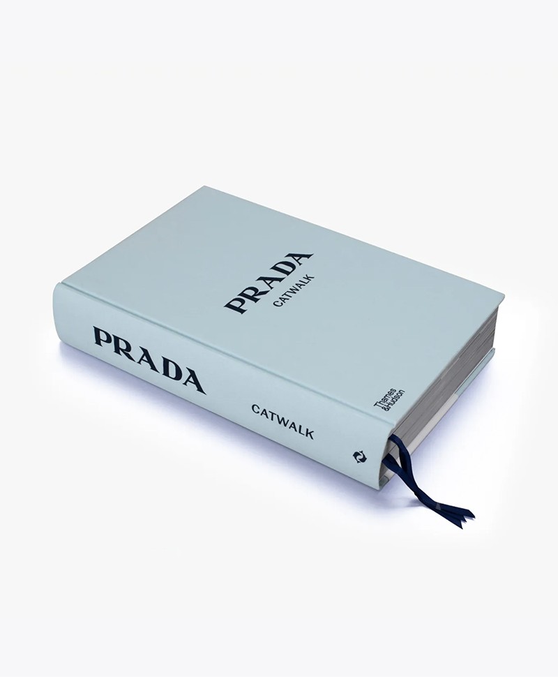 Hier sehen Sie ein Bild von dem Buch Prada Catwalk von Thames & Hudson - RAUM concept store