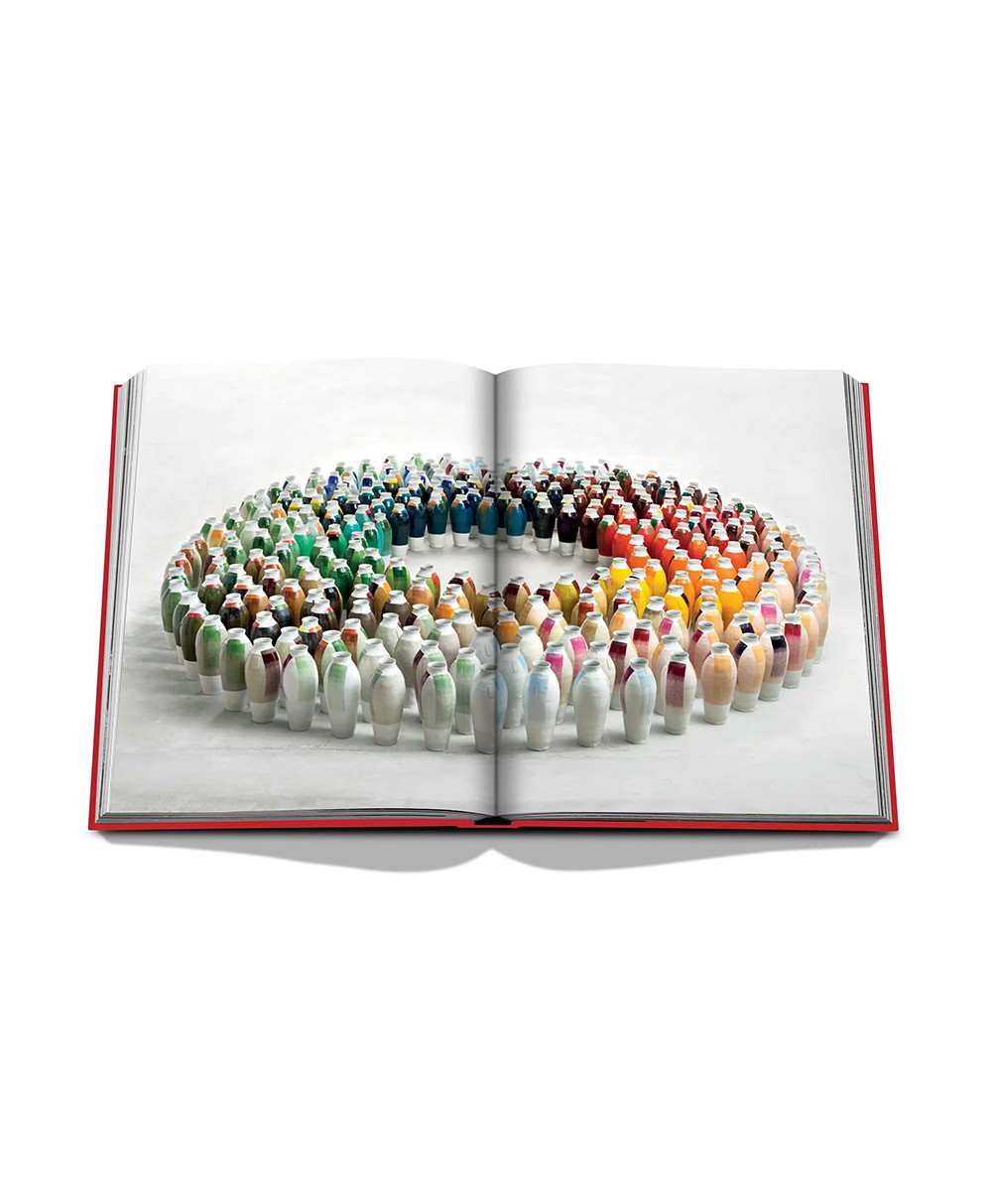 Aufgeschlagene Seite des Coffee Table Books „Bauhaus Style“ von Assouline im RAUM concept store 