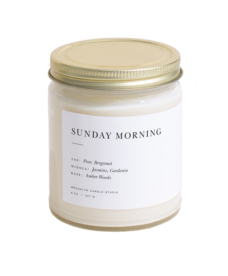 Hier abgebildet ist die Handgegossene Duftkerze Minimalist Sunday Morning von Brooklyn Candle Studio – im Onlineshop RUAM concept store