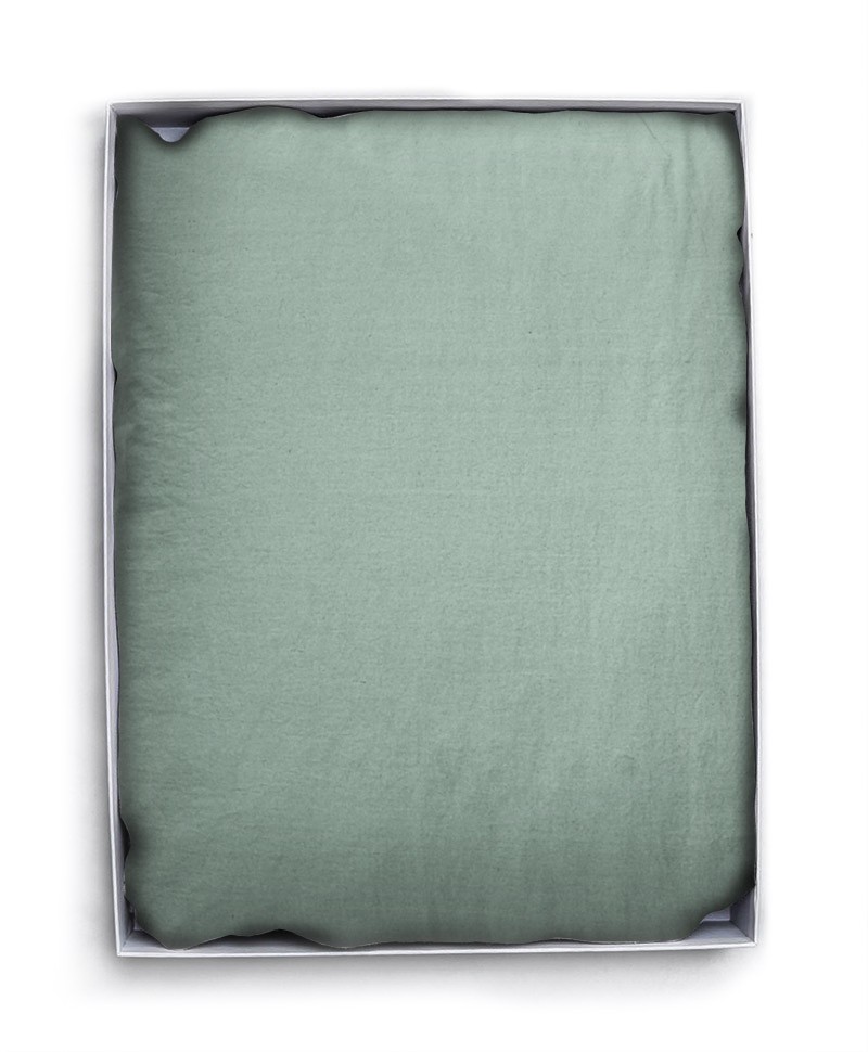 Hier abgebildet ist das Spannlaken Sytle Ten Baumwollperkal mystery green von decode by luiz – im Onlineshop RAUM concept store