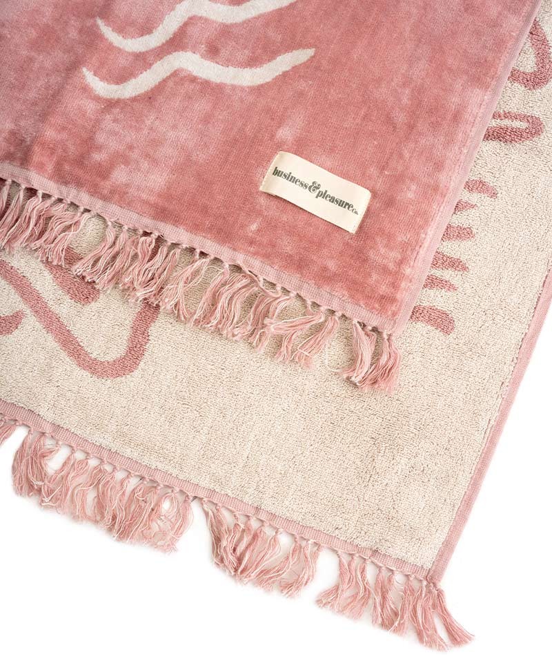 Hier abgebildet ist das Beach Towel in le basque pink von Business & Pleasure Co. – im RAUM concept store