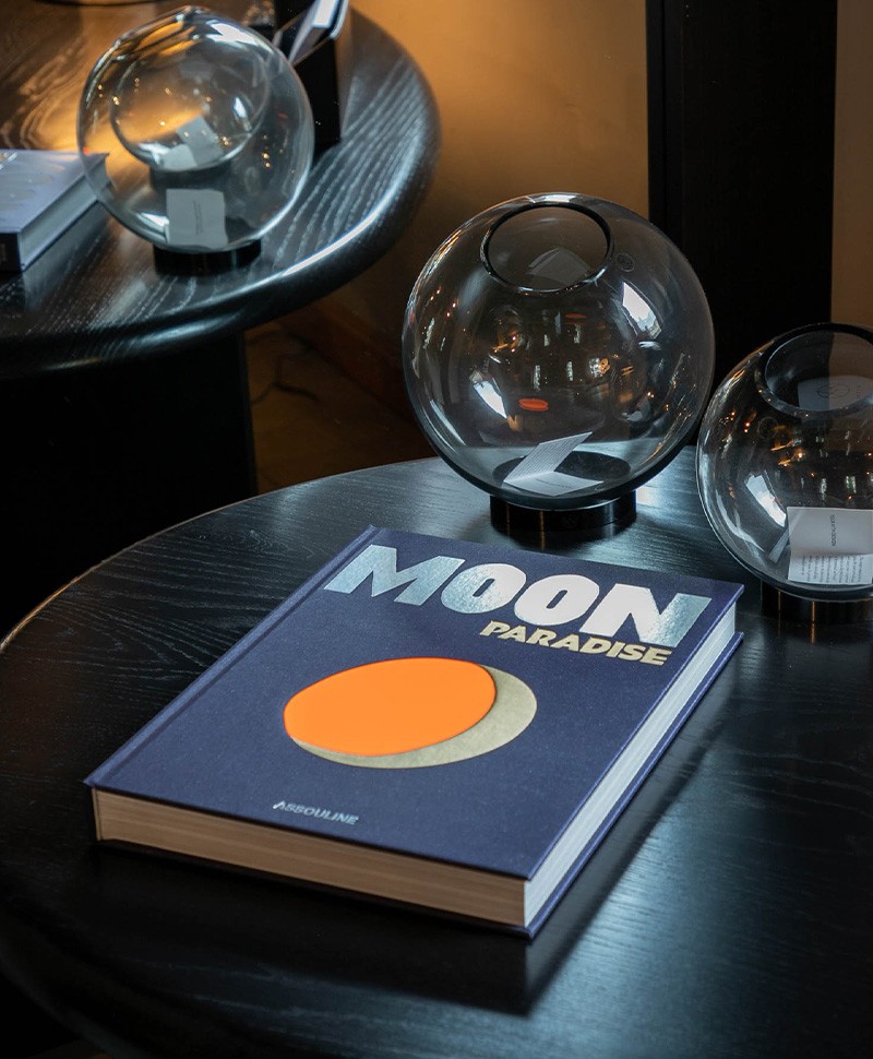 Moodbild: Bildband Moon Paradise von Assouline – im Onlineshop RAUM concept sore