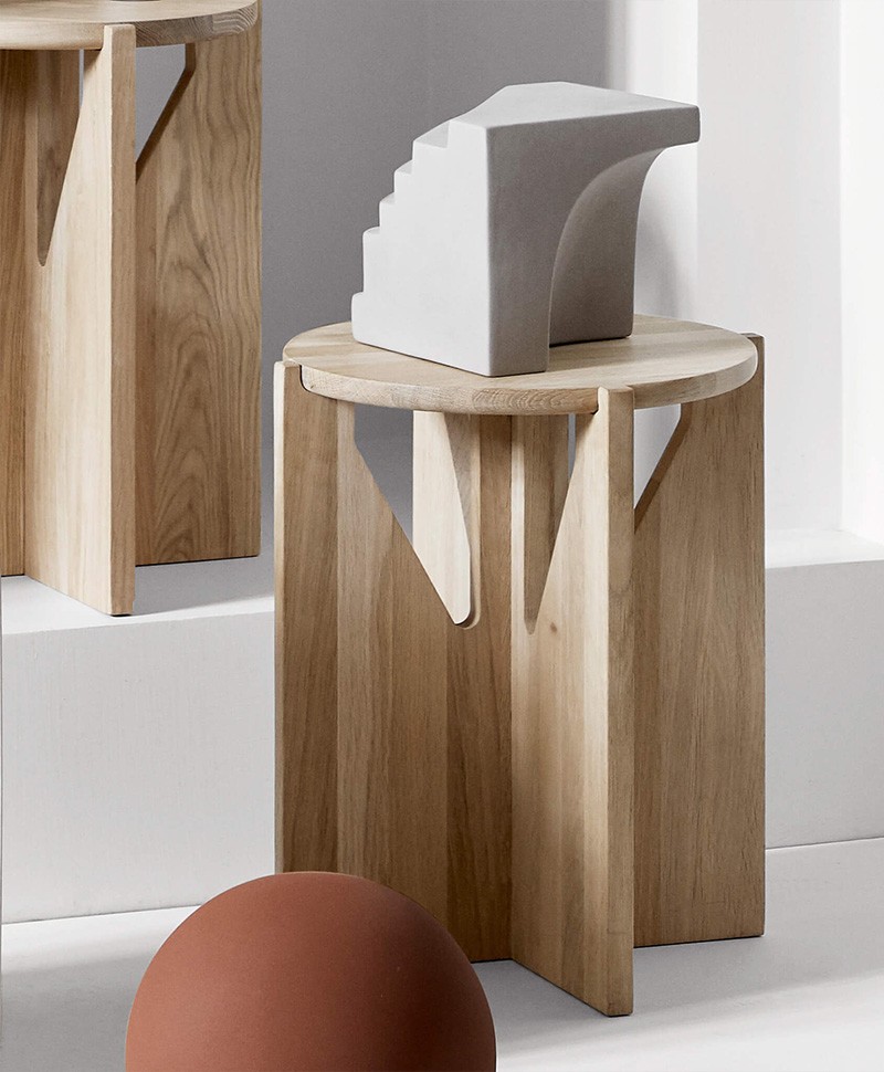 Hier abgebildet ist ein Moodbild des Hocker STOOL OAK von Kristina Dam – im Onlineshop RAUM concept store