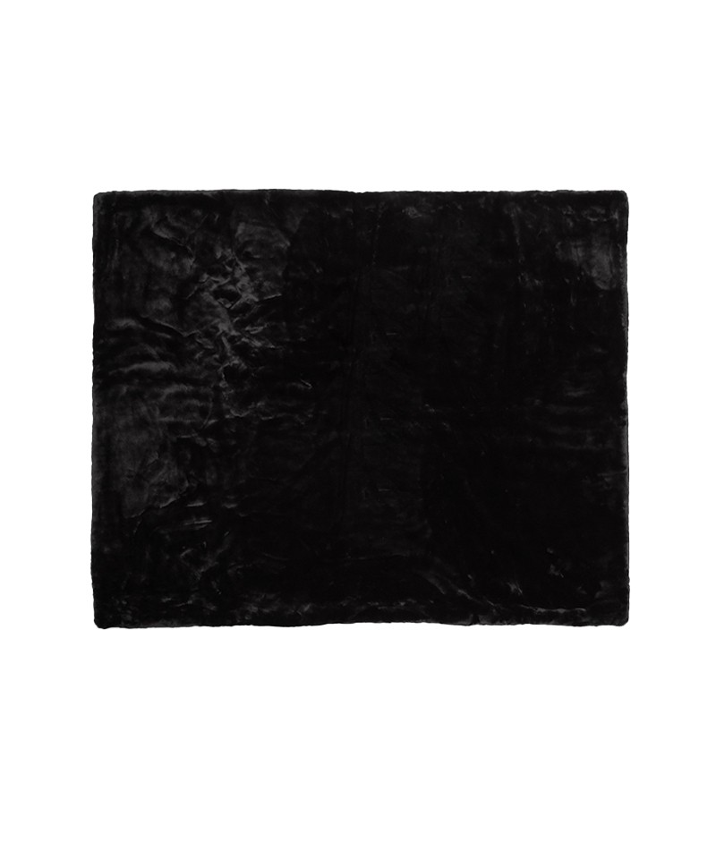 Das Produktfoto zeigt die ausgebreitete Decke Brady von der Marke Apparis in der Farbe noir – im Onlineshop RAUM concept store