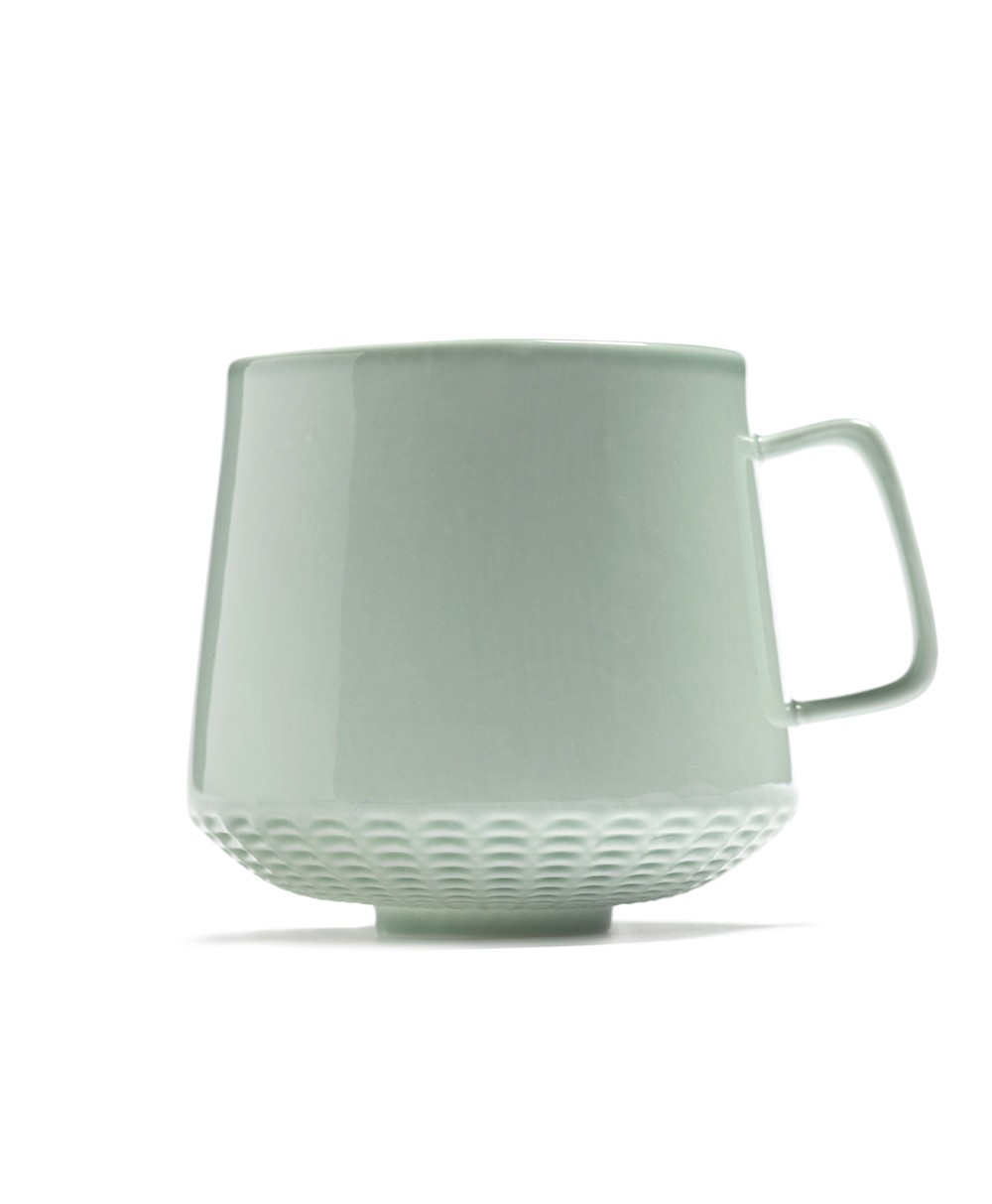 Die grüne Teetasse aus der Kollektion NIDO von SERAX in Kooperation mit Ann Van Hoey im RAUM concept store.