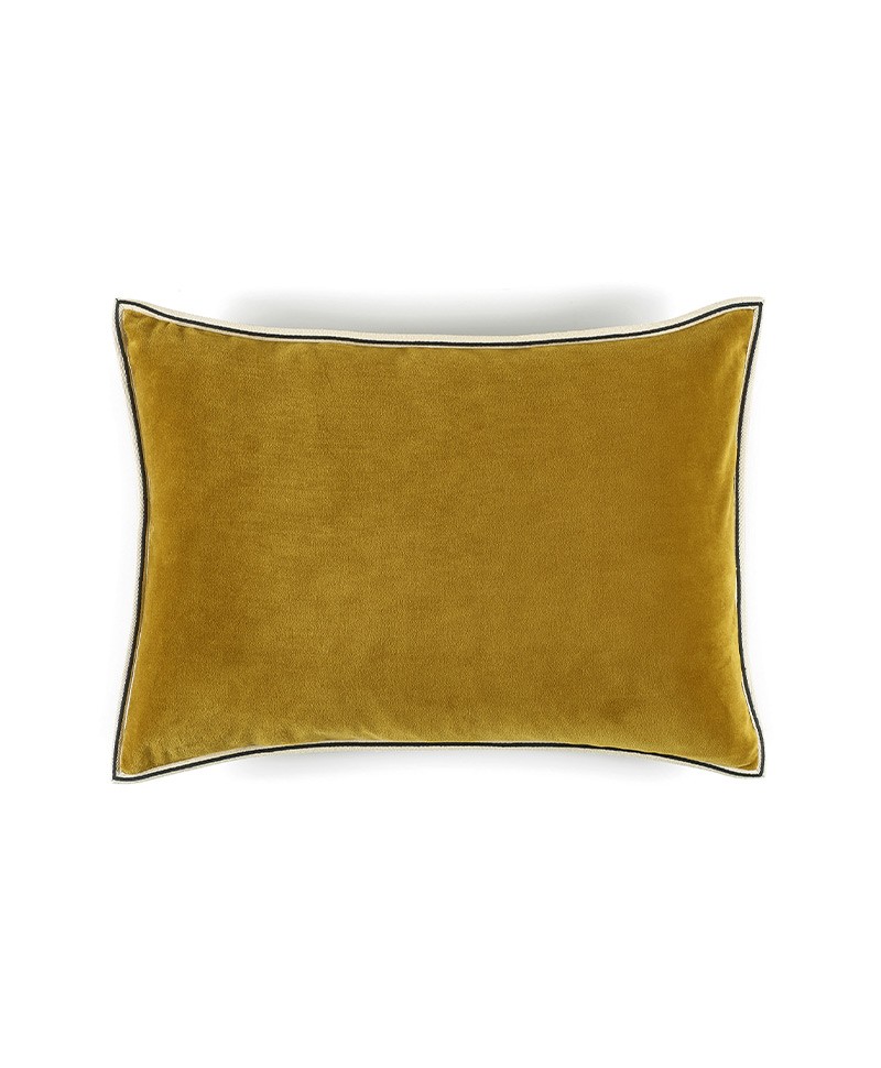 Das Produktbild zeigt das Kissen Aristote in der Farbe doré – im RAUM concept store