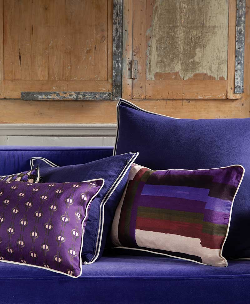 Das Moodbild zeigt Kissen von Élitis auf einem Sofa – im Onlineshop RAUM concept store