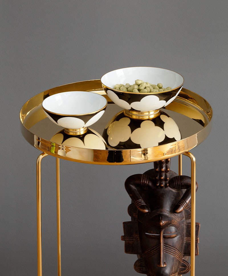 Hier ist ein Moodbild der Ca' D'Oro Schalen auf einem goldenen Tisch von Sieger by Fürstenberg zu sehen – im Onlineshop RAUM concept store