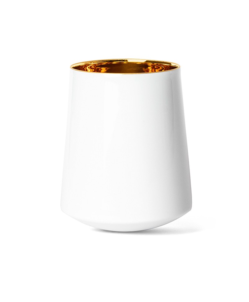 Hier ist das Produktbild des Weissweinbecher Grand Cru Gold in der Farbe weiss mattsaniert zu sehen – im Onlineshop RAUM concept store