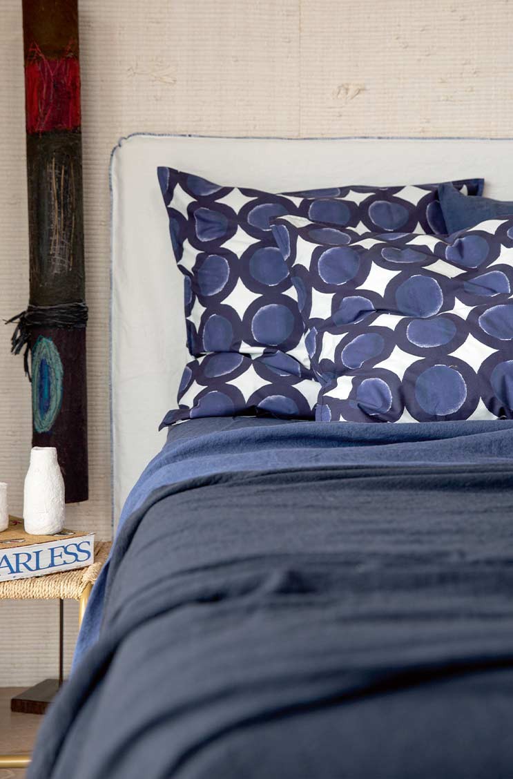 Das Moodbild zeigt Kissen von Élitis auf einem Bett – im Onlineshop RAUM concept store
