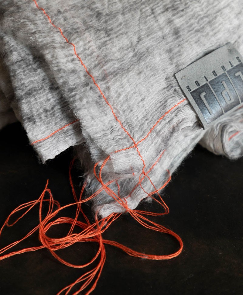 Hier sehen Sie: Air Plaid - Decke aus Seide und Wolle %byManufacturer%
