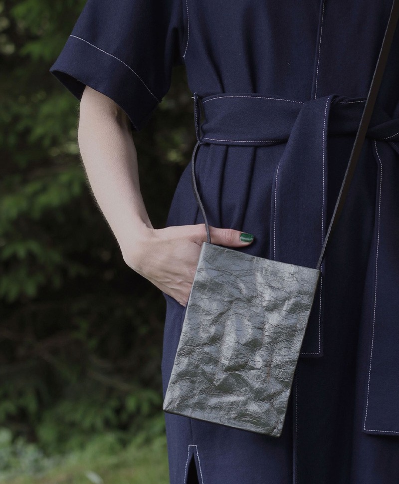 Hier sehen Sie: Bar Bag - kleine Handtasche aus Papier zinc%byManufacturer%